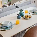 Balcony Retreat | Urban Flats * ポルト