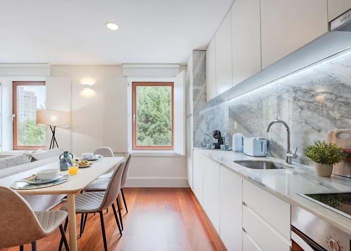 Balcony Retreat | Urban Flats Apartman